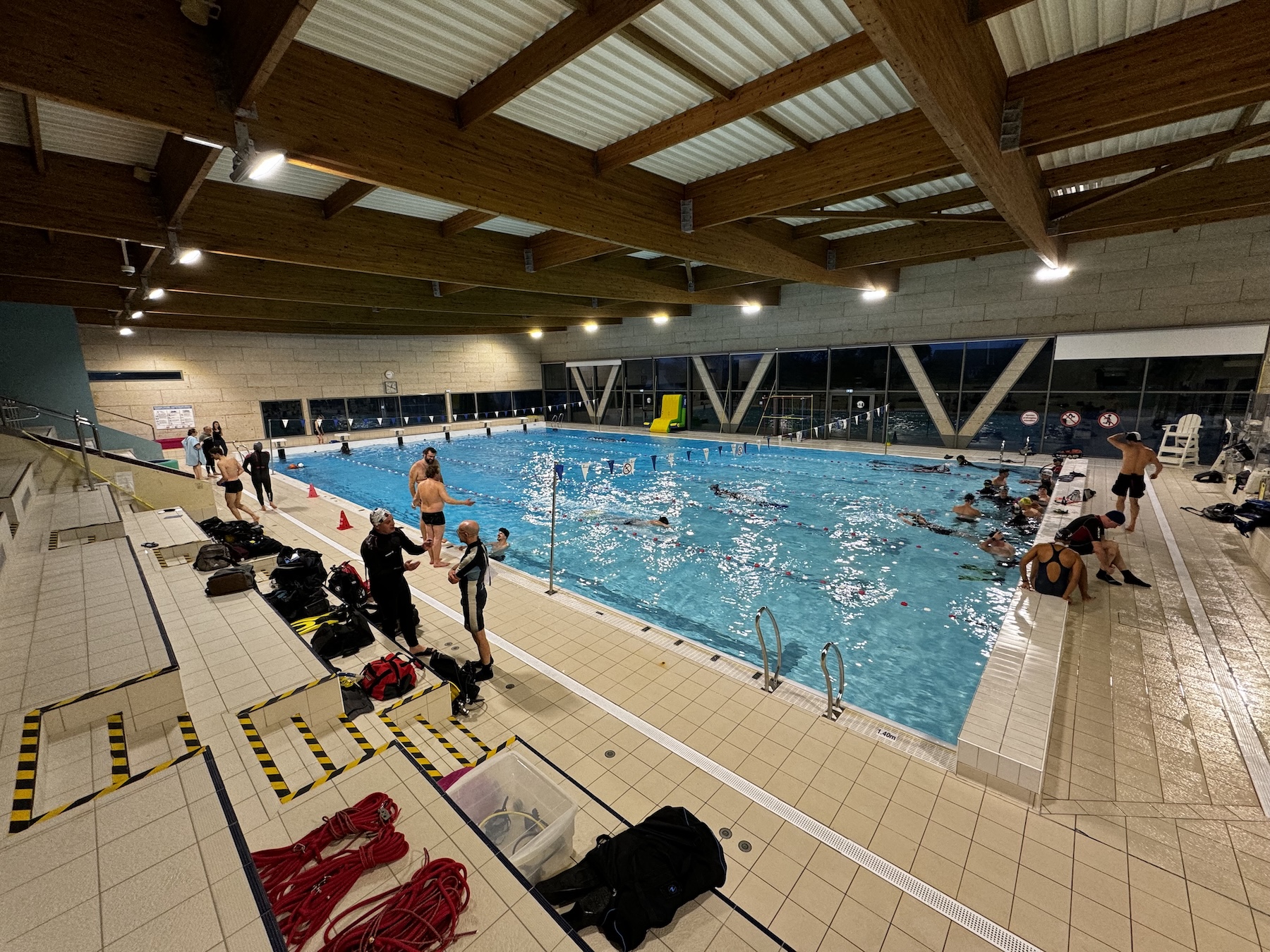 Entraînement des plongeurs SUB ALCATEL dans la piscine Ti-Dour